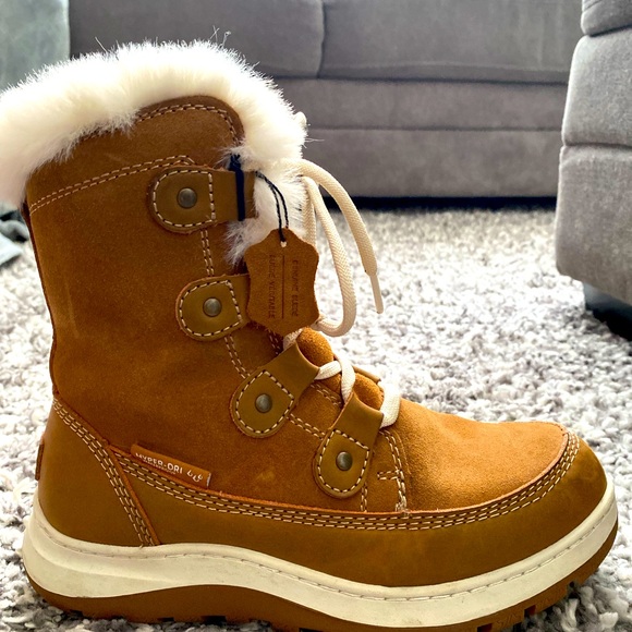 Denver Hayes boots are in great condition have a tan colour with white fur - Picture 3 of 5